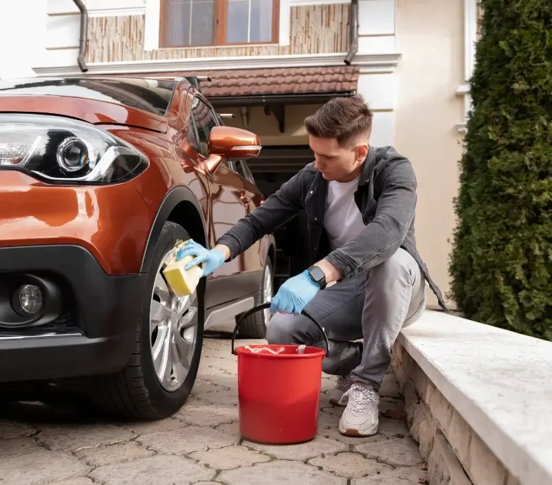 Lavage auto à domicile Carennac : professionnel intervenant sur un véhicule